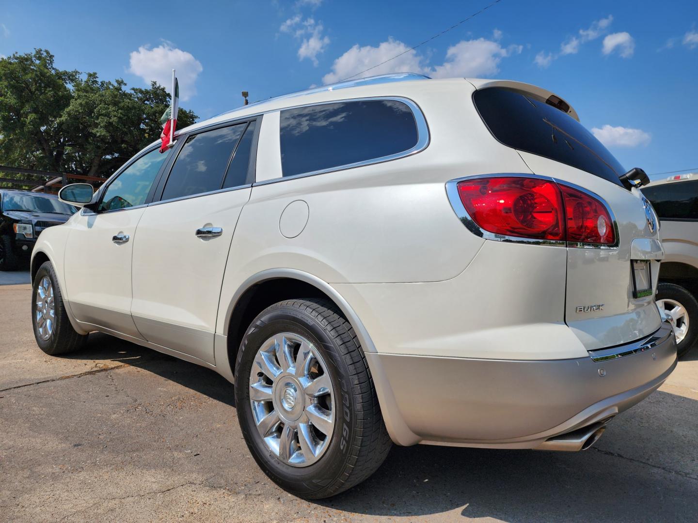 2011 DIAMOND WHITE Buick Enclave CXL (5GAKRBED2BJ) , AUTO transmission, located at 2660 S.Garland Avenue, Garland, TX, 75041, (469) 298-3118, 32.885551, -96.655602 - Welcome to DallasAutos4Less, one of the Premier BUY HERE PAY HERE Dealers in the North Dallas Area. We specialize in financing to people with NO CREDIT or BAD CREDIT. We need proof of income, proof of residence, and a ID. Come buy your new car from us today!! This is a LOADED 2011 BUICK ENCLAVE C - Photo#5